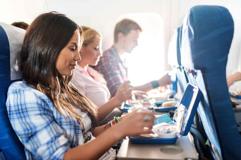 Диетолог назвала самые опасные для здоровья продукты на борту самолета