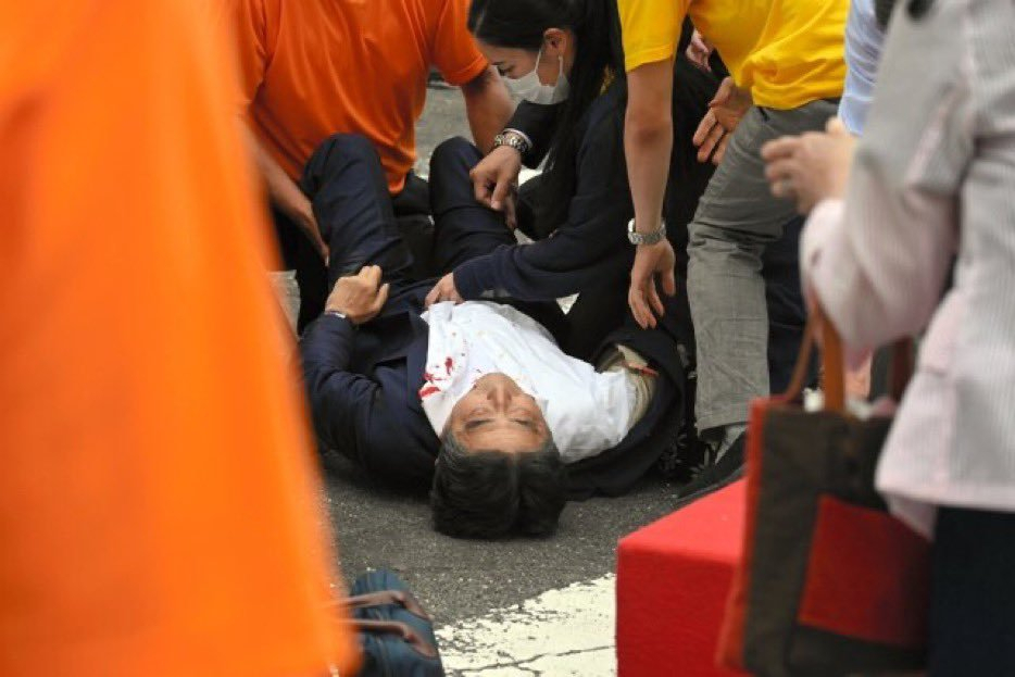 Раненый после нападения бывший премьер-министр Японии скончался - ВИДЕО