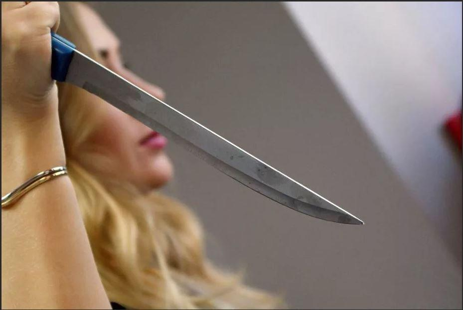 В Баку возле метро женщина ударила ножом мужчину