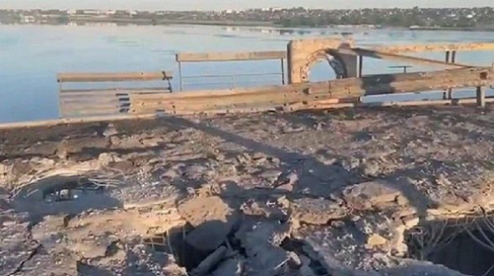 Украинцы ударили по еще одному стратегически важному мосту у Херсона