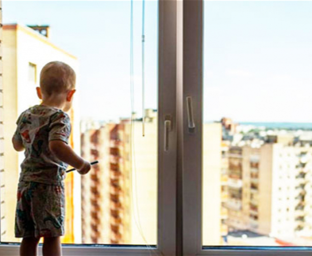 В столице 2-летний ребенок упал со второго этажа