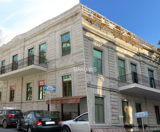 В Баку на здании-памятнике архитектуры строится третий этаж - ФОТО