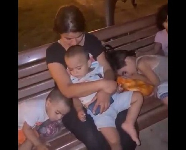 В Сумгайыте избитая мужем женщина сбежала из дома со своими детьми и ночует в парке - ВИДЕО