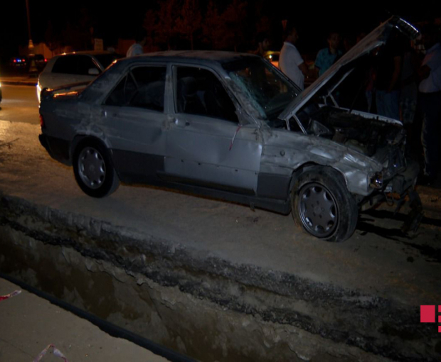 В Баку автомобиль упал в яму, есть пострадавшие