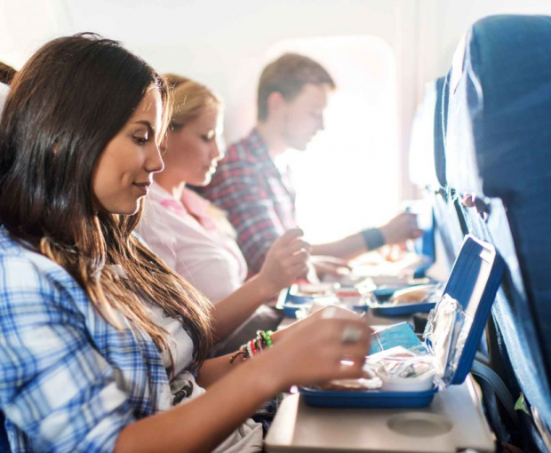 Диетолог назвала самые опасные для здоровья продукты на борту самолета