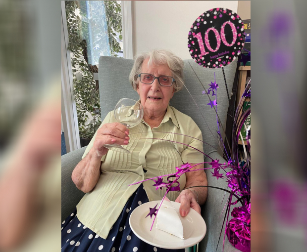 100-летняя женщина отпраздновала юбилей и поделилась секретом долголетия
