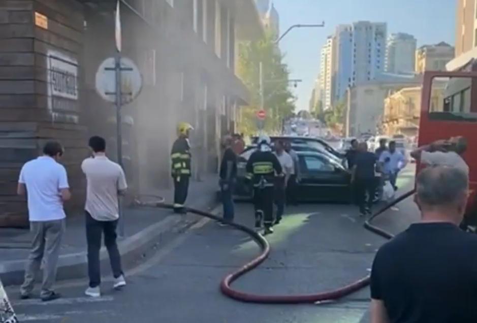 Пожар в известном ресторане в центре Баку - ВИДЕО