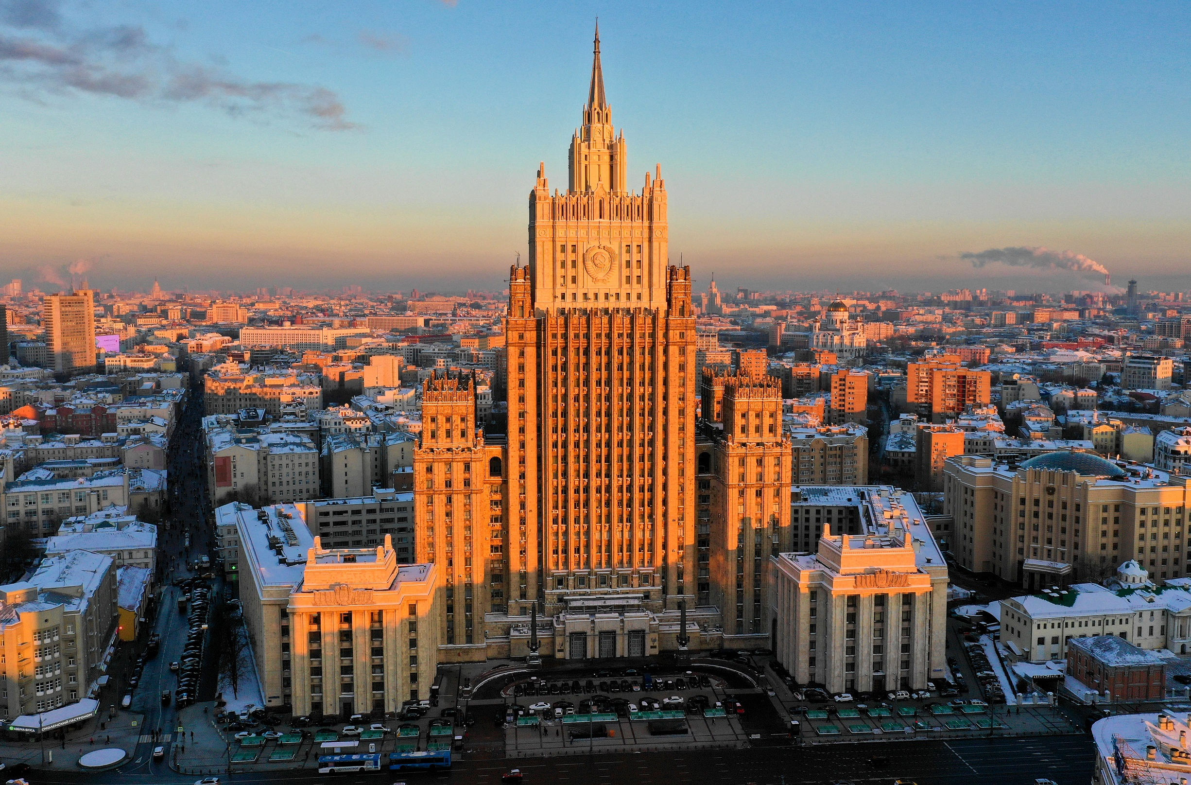МИД РФ: Россия прорабатывает трехсторонние контакты на высоком уровне с Баку и Ереваном