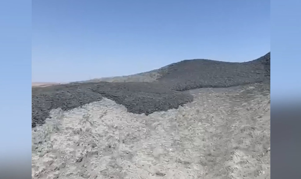 Новые кадры с места извержения грязевого вулкана в Локбатане - ВИДЕО