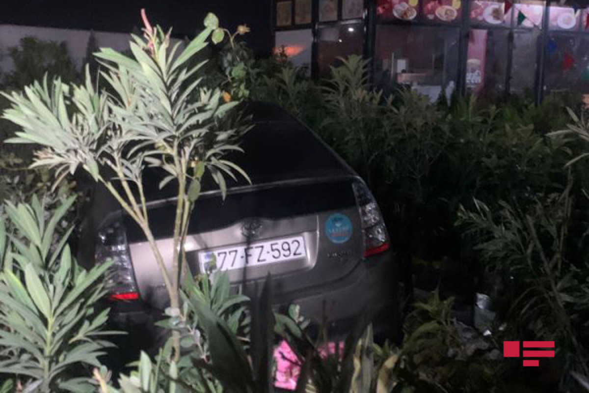 Пьяный водитель въехал в цветочный павильон на шоссе Баку-Сумгайыт - ФОТО