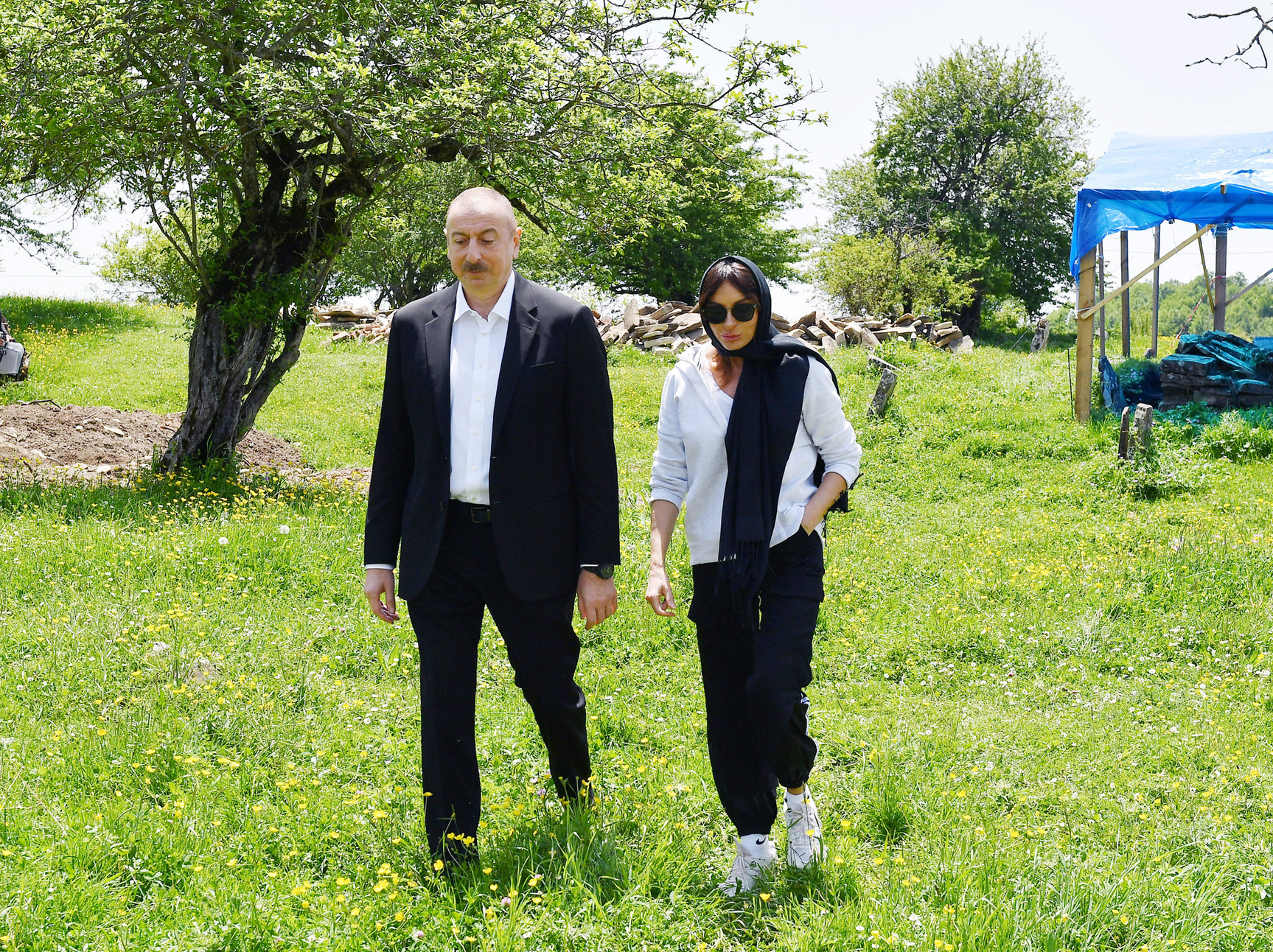 Ильхам Алиев и Мехрибан Алиева ознакомились с реконструкцией в мавзолее Дири Баба в Гобустане - ВИДЕО
