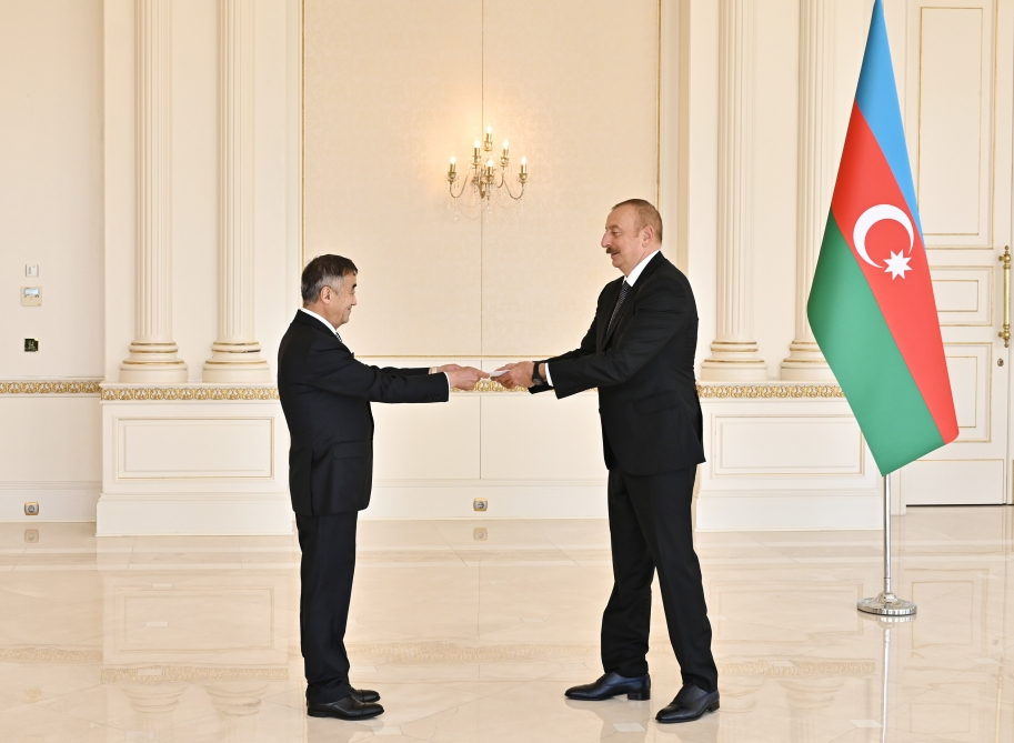 Ильхам Алиев принял верительные грамоты новоназначенного посла Монголии в Азербайджане - ФОТО