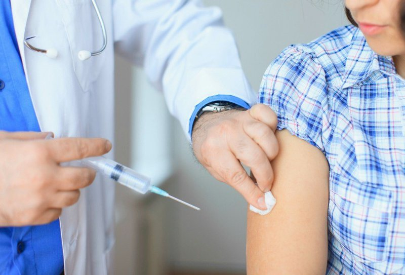 ВОЗ призвала вакцинировать от COVID-19 всех медиков и людей старше 60 лет