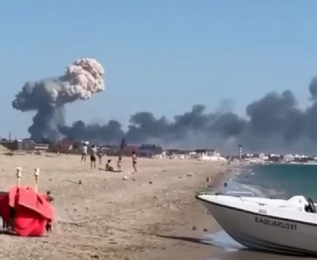Один человек погиб в результате взрывов на аэродроме в Крыму - ВИДЕО