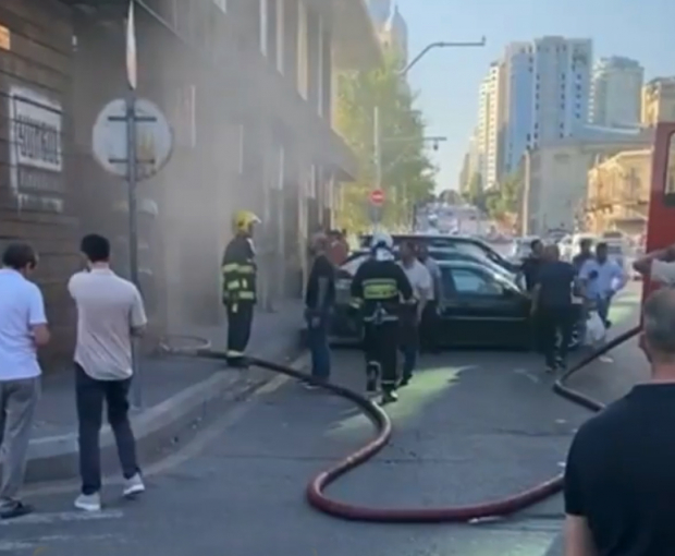 Пожар в известном ресторане в центре Баку - ВИДЕО