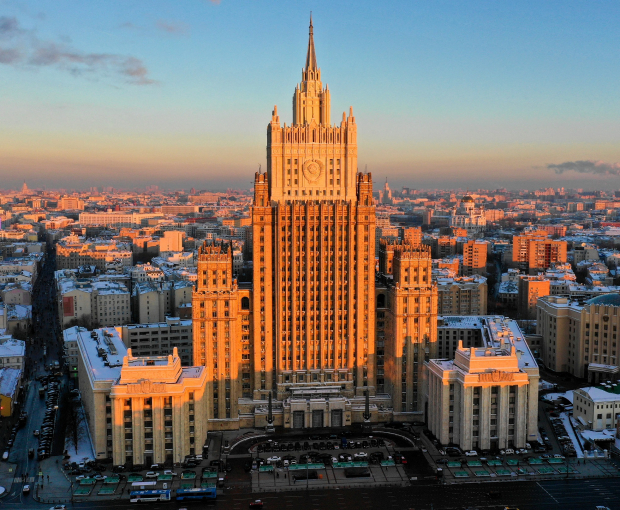 МИД РФ: Россия прорабатывает трехсторонние контакты на высоком уровне с Баку и Ереваном