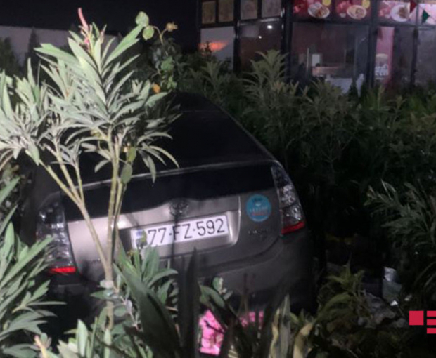 Пьяный водитель въехал в цветочный павильон на шоссе Баку-Сумгайыт - ФОТО
