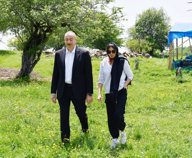 Ильхам Алиев и Мехрибан Алиева ознакомились с реконструкцией мавзолея "Дири Баба" в Гобустане