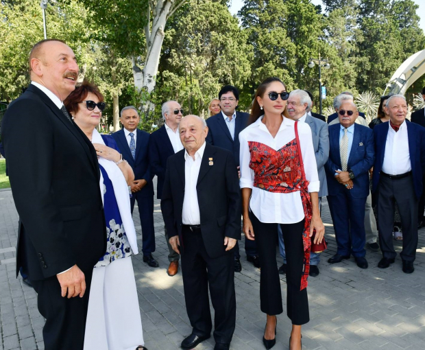Ильхам Алиев и Мехрибан Алиева приняли участие в открытии памятника Муслиму Магомаеву - ВИДЕО
