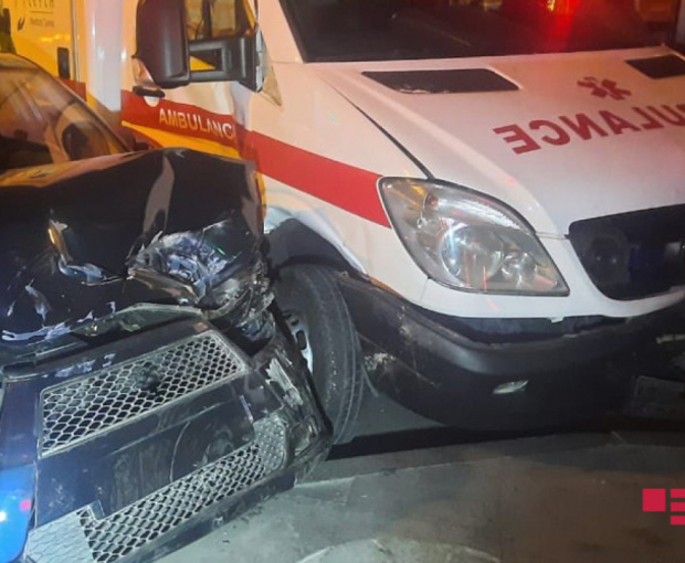 В Баку машина скорой помощи попала в аварию, врач получил травмы - ФОТО