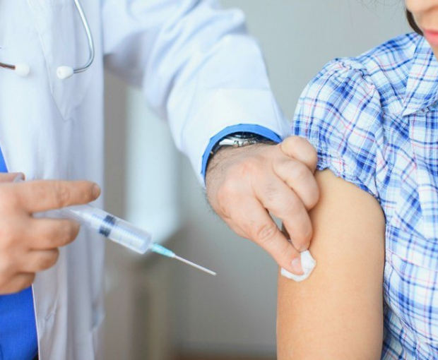 ВОЗ призвала вакцинировать от COVID-19 всех медиков и людей старше 60 лет
