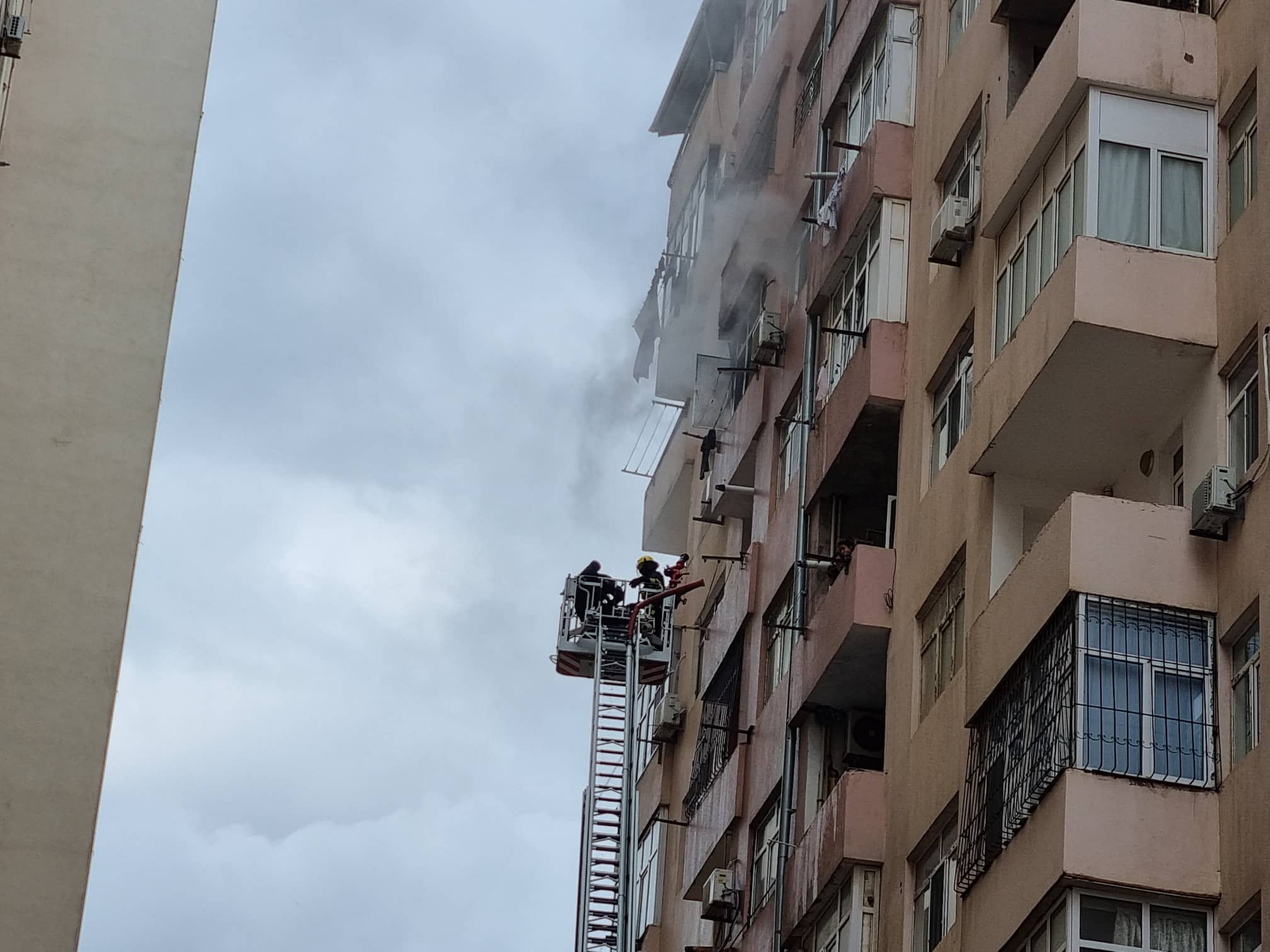 Пожар в жилом здании в Хырдалане потушен - ОБНОВЛЕНО