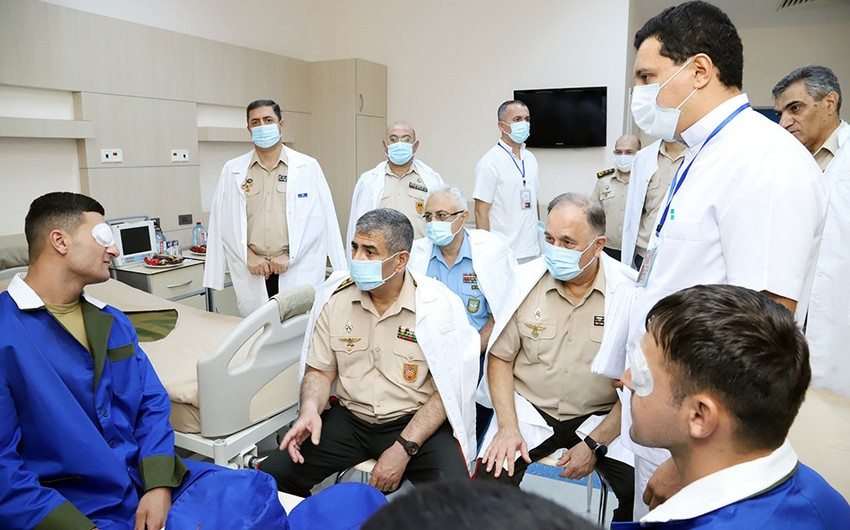 Министр обороны встретился с ранеными, проходящими лечение в военном госпитале - ФОТО