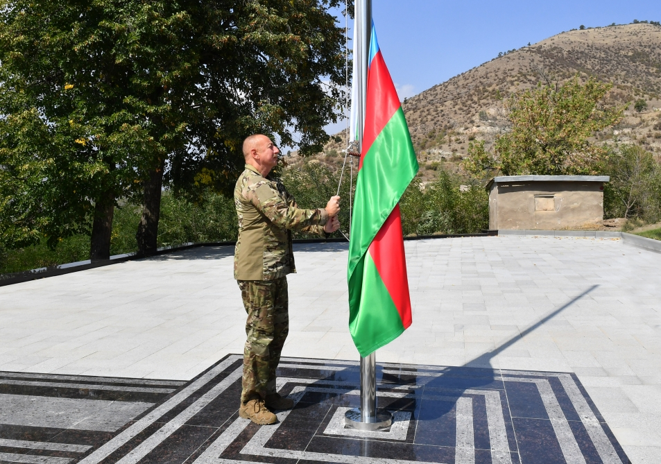 Ильхам Алиев поднял флаг Азербайджана в Лачыне - ФОТО