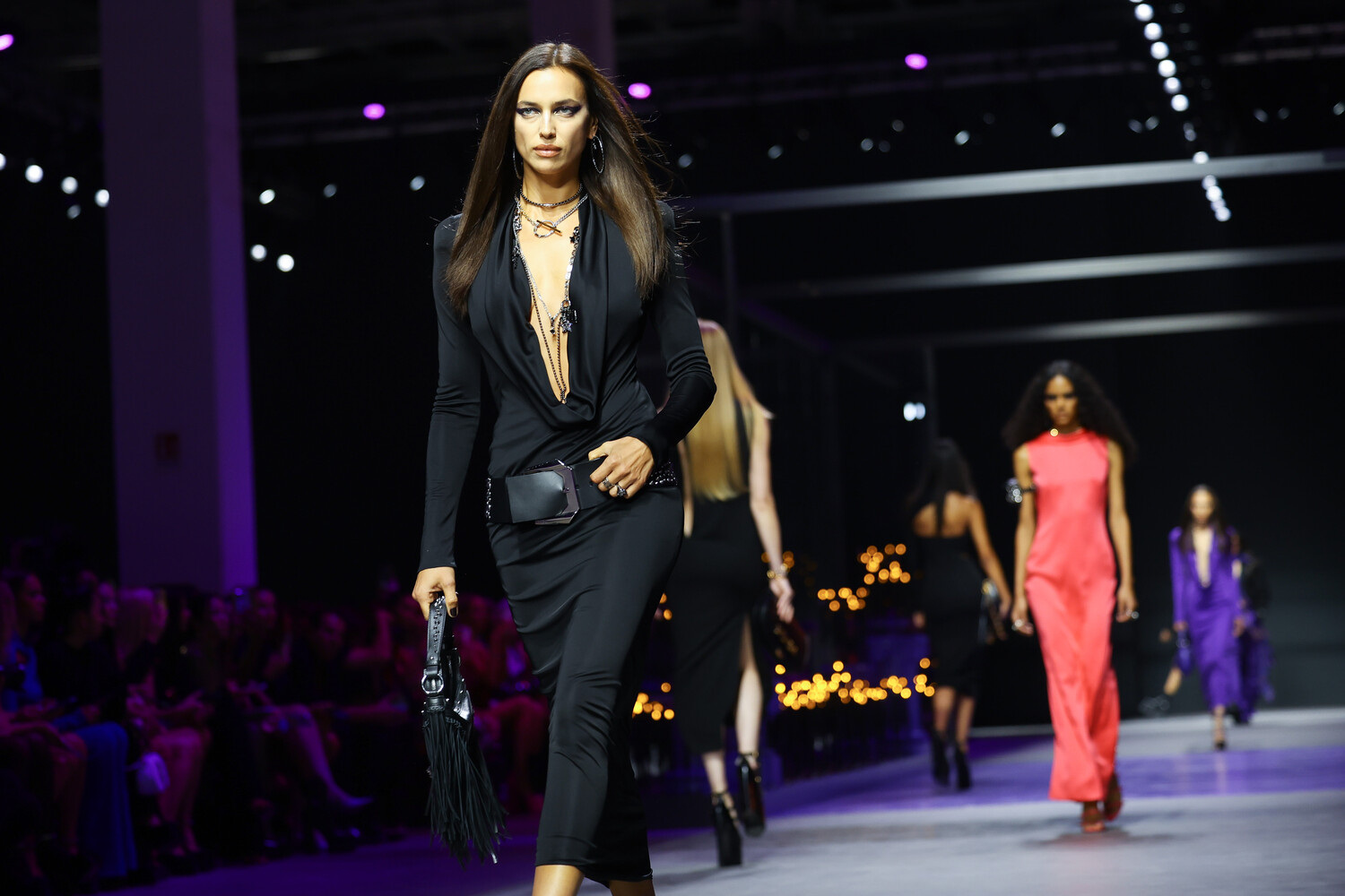 Ирина Шейк произвела фурор на показе Versace в платье с глубоким декольте