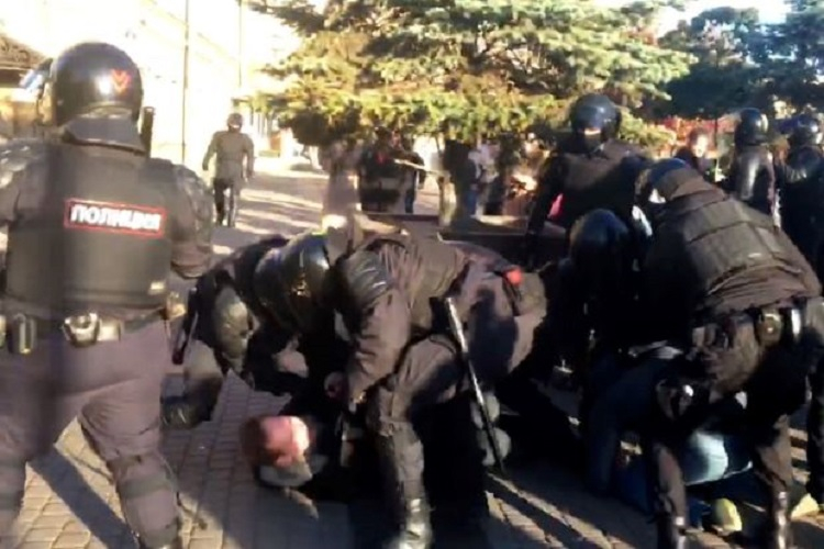 В Москве и Петербурге начались задержания на акциях протеста - ВИДЕО