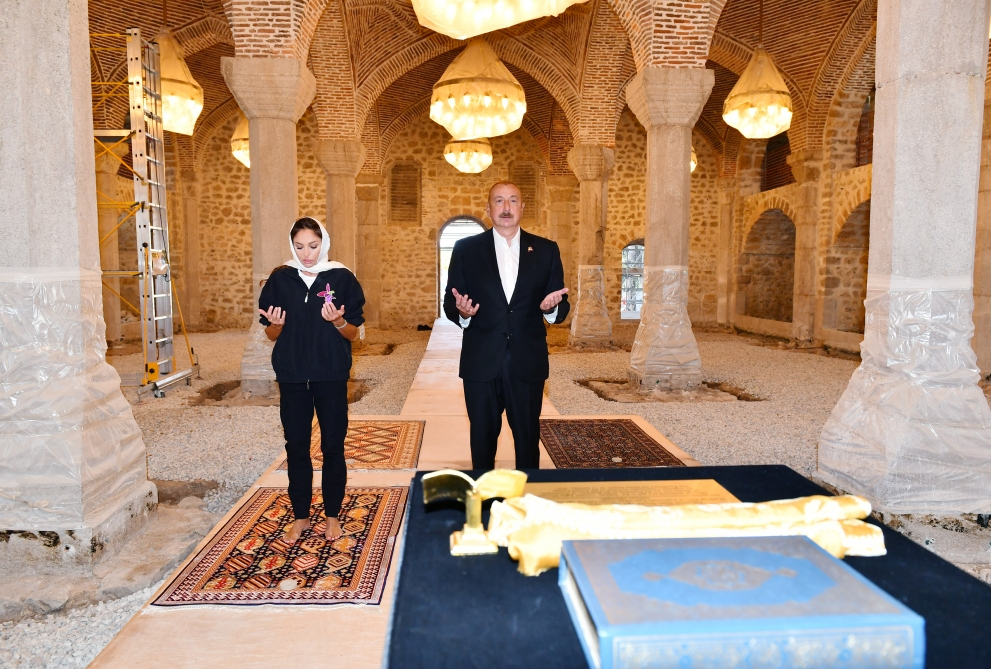 Президент Азербайджана и первая леди посетили в Шуше мечеть Юхары Говхарага - ФОТО