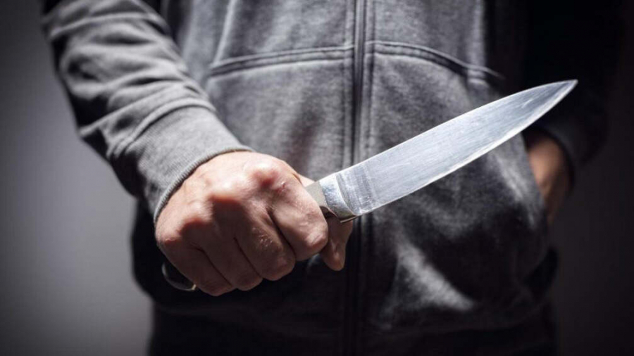 В центре Гянджи 25-летний молодой человек изрезал себя ножом