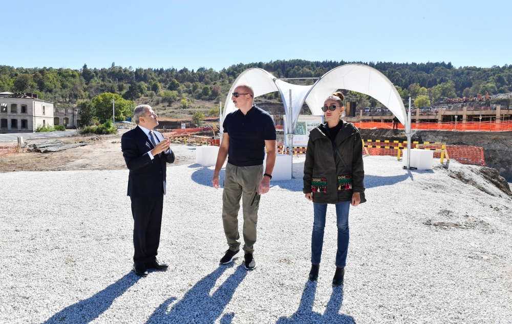 Президент и первая леди ознакомились с ходом строительных работ в новом жилом комплексе в Шуше - ФОТО