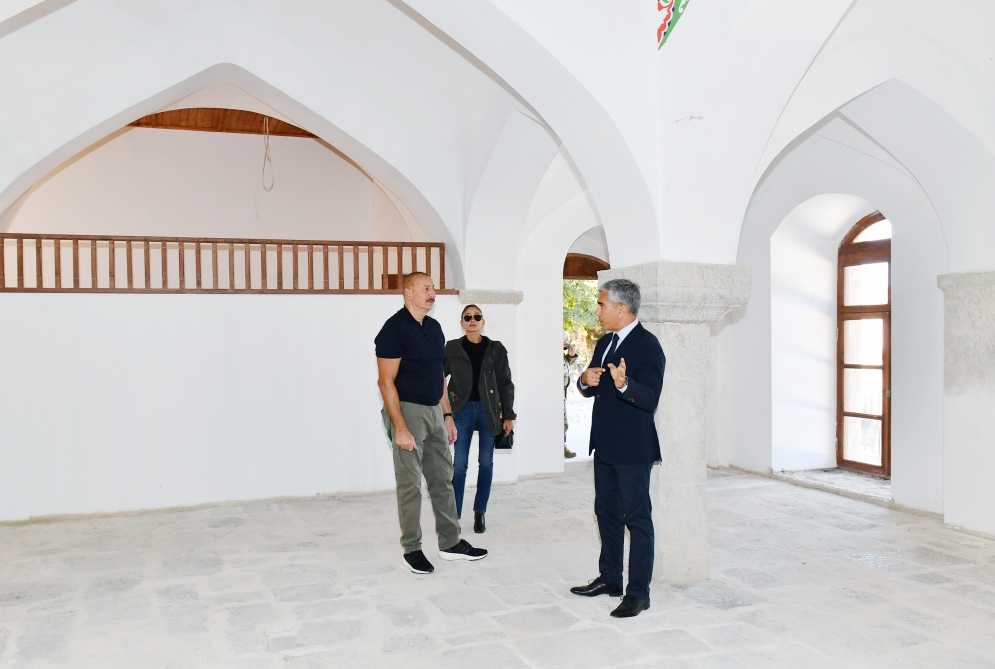 Ильхам Алиев и Мехрибан Алиева ознакомились с реставрационными работами в комплексе имения Мехмандаровых в Шуше - ФОТО