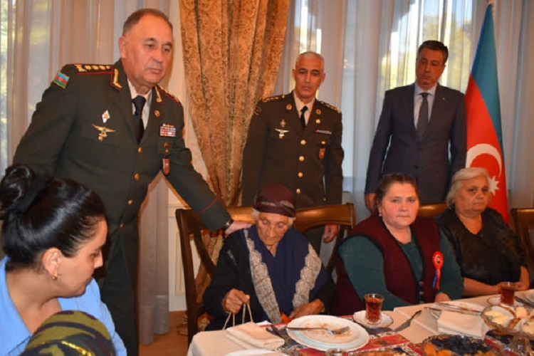 Начальник Генштаба ВС Азербайджана встретился с семьями шехидов в Тбилиси - ФОТО