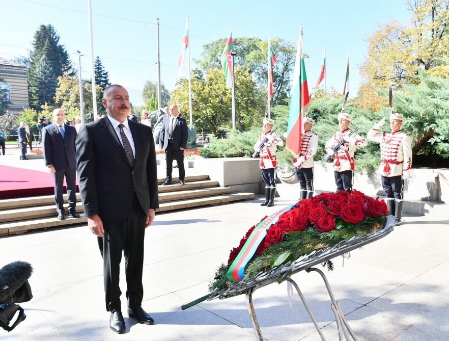 Ильхам Алиев посетил в Болгарии могилу Неизвестного солдата