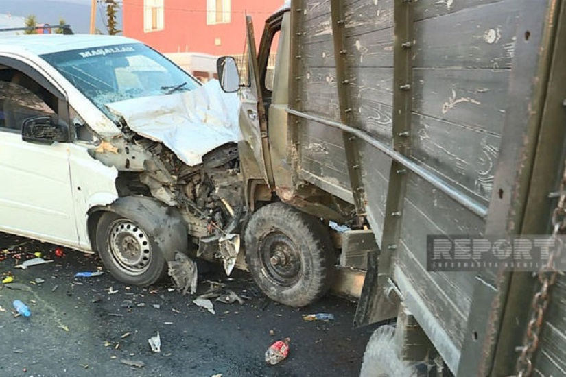 В Азербайджане столкнулись микроавтобус и грузовик, есть пострадавшие - ФОТО