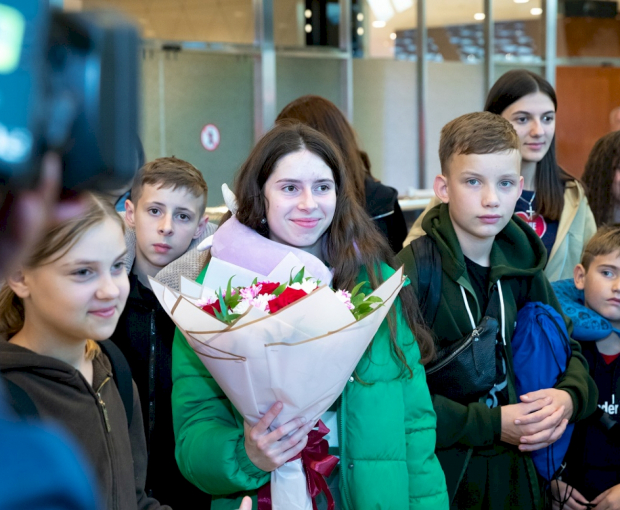 В Азербайджан доставили 29 украинских детей, оставшихся без попечения родителей - ФОТО