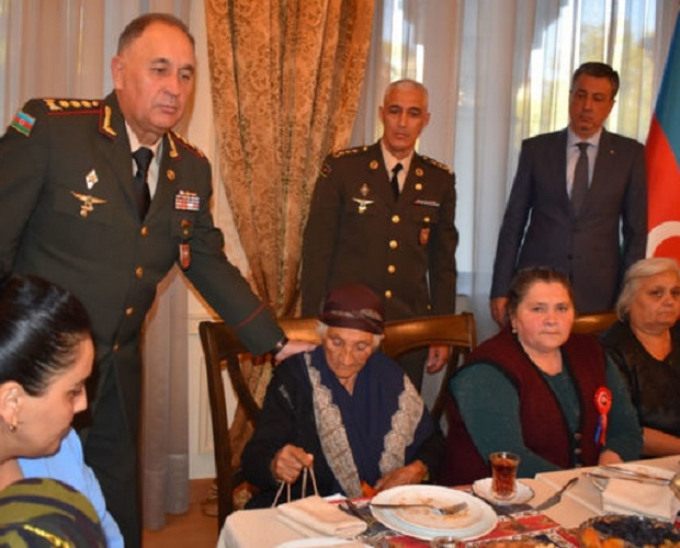 Начальник Генштаба ВС Азербайджана встретился с семьями шехидов в Тбилиси - ФОТО