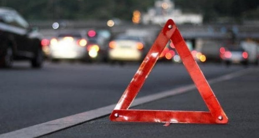 В Баку водитель Toyota Prius сбил двух пешеходов и врезался в другой автомобиль