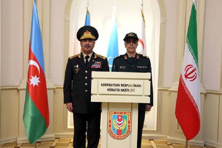 Министр обороны Азербайджана и начальник Генштаба армии Ирана провели телефонный разговор