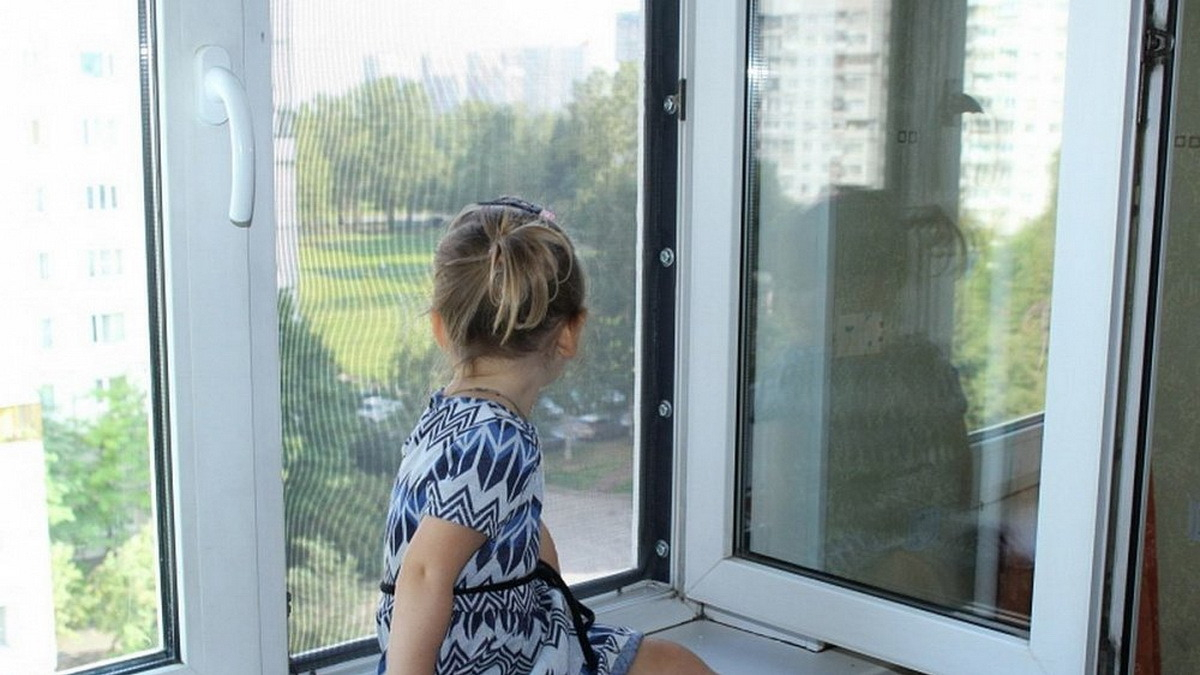 В Баку четырехлетняя девочка погибла, выпав с 4-го этажа здания