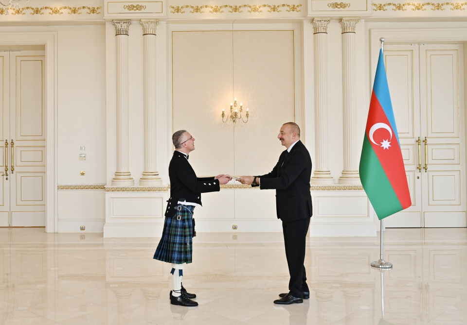 Президент Ильхам Алиев принял верительные грамоты нового посла Великобритании - ФОТО