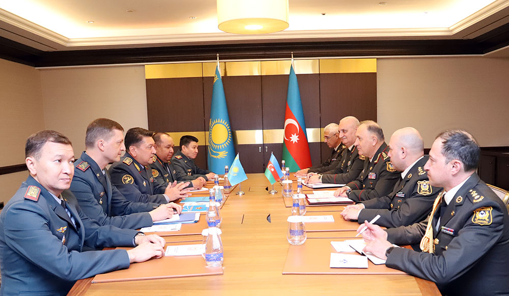 Начальник Генштаба азербайджанской армии встретился с казахстанским коллегой