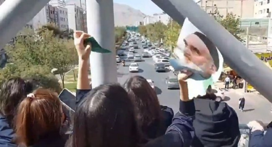 В Иране молодые девушки рвут в клочья фото Хомейни - ВИДЕО