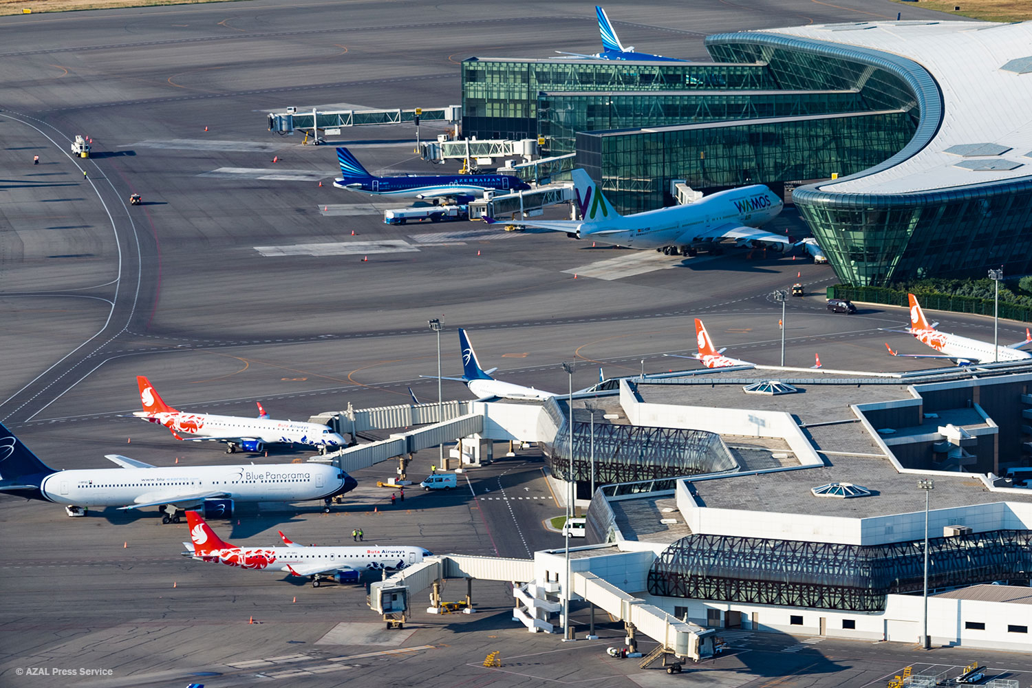 Гражданские аэропорты Азербайджана обслужили свыше 500 тысяч человек в сентябре