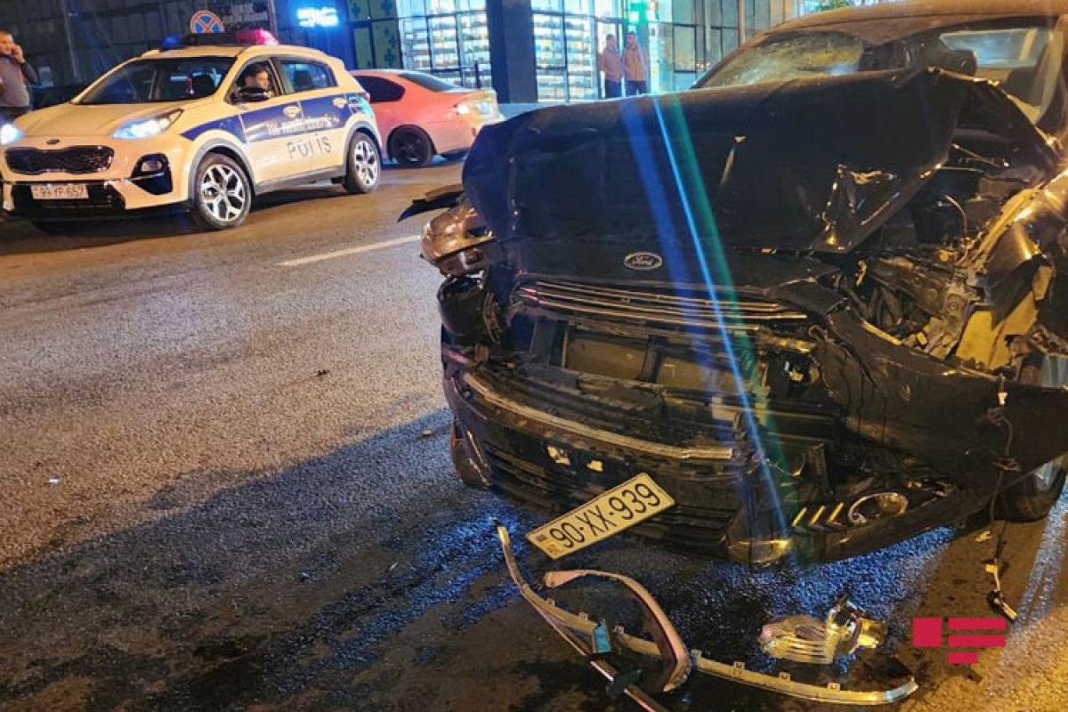 В Баку столкнулись два автомобиля, есть пострадавшие
