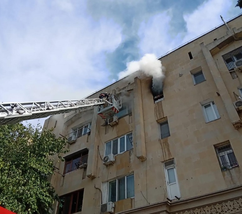 В Баку в жилом доме произошел пожар - ФОТО
