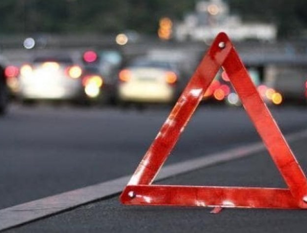 В Баку водитель Toyota Prius сбил двух пешеходов и врезался в другой автомобиль