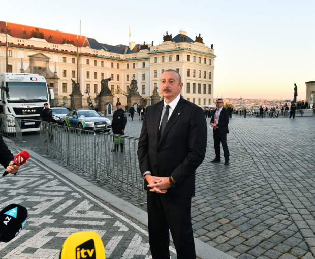 В Праге Президент Ильхам Алиев дал интервью азербайджанским телеканалам - ФОТО